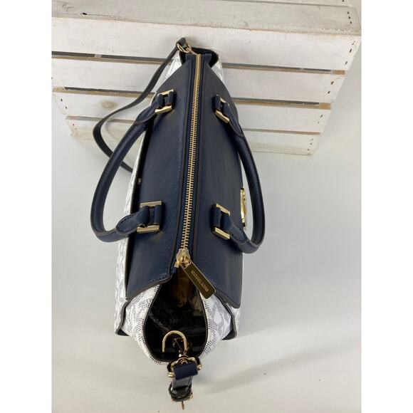 MICHAEL KORS, LARGE SIGNATURE PRINT LEATHER CROSSBODY BAG - Picture 12 of 14